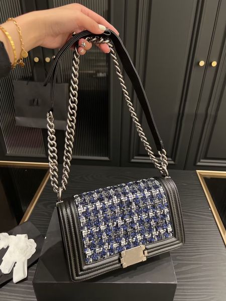 handbags body width woolen cloth shoulder bag leather quality and the square metal log increases the retro feeling high-end designer bags
handbags body width woolen cloth shoulder bag leather quality and the square metal log increases the retro feeling high-end designer bags