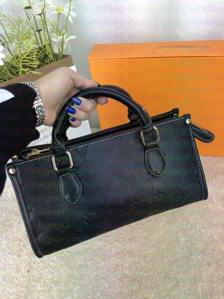 women tote bag crossbody bags embossing letter handbag purse classical printing detachable strap large capacity pocket zipper hardware 30cm
women tote bag crossbody bags embossing letter handbag purse classical printing detachable strap large capacity pocket zipper hardware 30cm