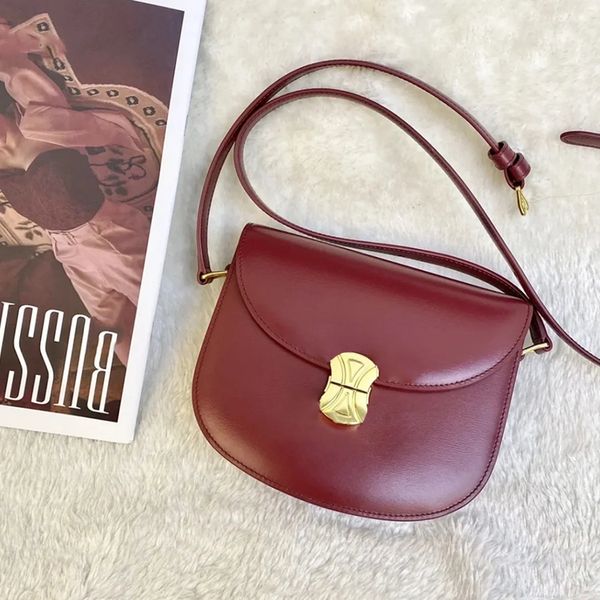 fashion women's saddle shoulder crossbody bag luxury men's designer clutch classic clamshell gold metal logo teen triumph besace m
fashion women's saddle shoulder crossbody bag luxury men's designer clutch classic clamshell gold metal logo teen triumph besace m