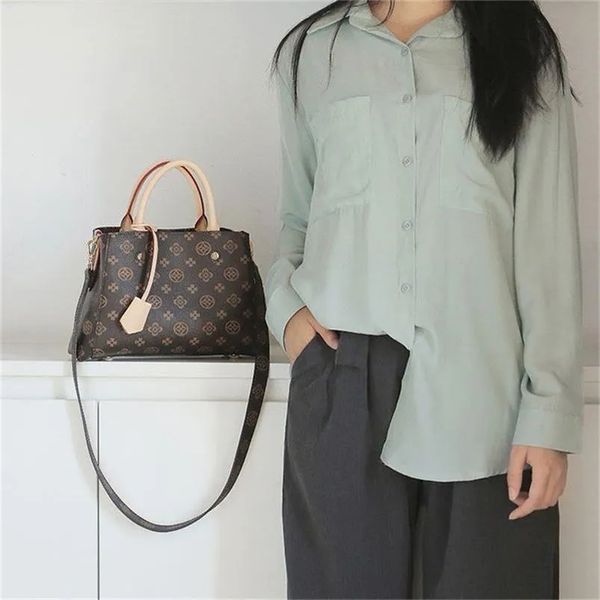 2023 shoulder bags designer luxury satchel messenger bag leather strim handles with r strap crossbody bag
2023 shoulder bags designer luxury satchel messenger bag leather strim handles with r strap crossbody bag