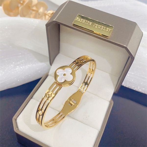 High-quality four flower round brand black and white shell hollow bracelet Versatile fashion bracelet anniversary wholesale
High-quality four flower round brand black and white shell hollow bracelet Versatile fashion bracelet anniversary wholesale