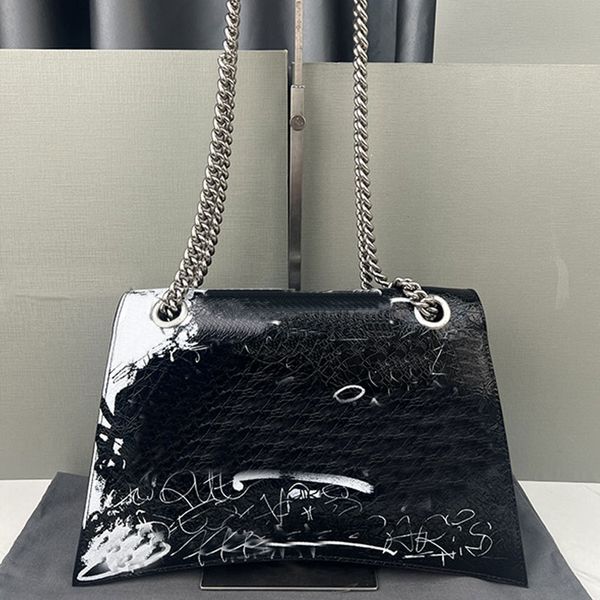 graffiti shoulder bag chain crossbody bags large capacity women handbags flap magnetic buckle silver metal hardware interior compartment zip
graffiti shoulder bag chain crossbody bags large capacity women handbags flap magnetic buckle silver metal hardware interior compartment zip