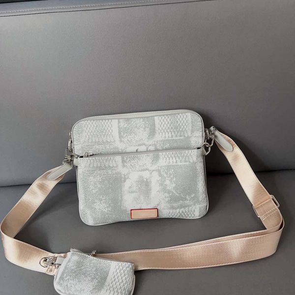 single-shoulder bag designer womens messenger bag mens and womens universal messenger bag luxury classic embossed fashion versatile piece
single-shoulder bag designer womens messenger bag mens and womens universal messenger bag luxury classic embossed fashion versatile piece
