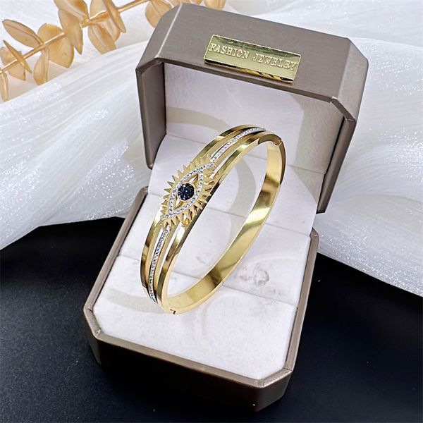 High quality designer folding wind sun devil's eye bracelet blue diamond eye hollow-out fashion bracelet anniversary wholesale
High quality designer folding wind sun devil's eye bracelet blue diamond eye hollow-out fashion bracelet anniversary wholesale