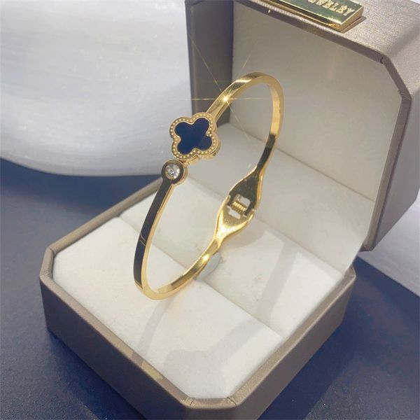 High quality designer titanium steel flower bracelet shell fashion design sense bracelet Valentine's Day gift wholesale
High quality designer titanium steel flower bracelet shell fashion design sense bracelet Valentine's Day gift wholesale