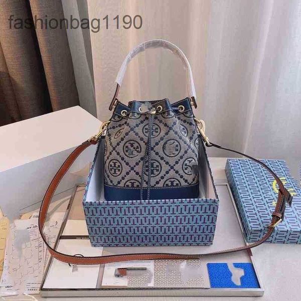 shoulder torys handbags women's designer bag 2023 drawstring old flower blue cross carrying portable bucket wf0w
shoulder torys handbags women's designer bag 2023 drawstring old flower blue cross carrying portable bucket wf0w