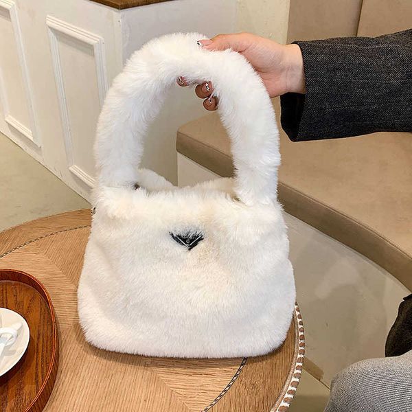 2023 luxury autumn and new style plush square tube solid color handbag diagonal span simple popular women's baghigh
2023 luxury autumn and new style plush square tube solid color handbag diagonal span simple popular women's baghigh