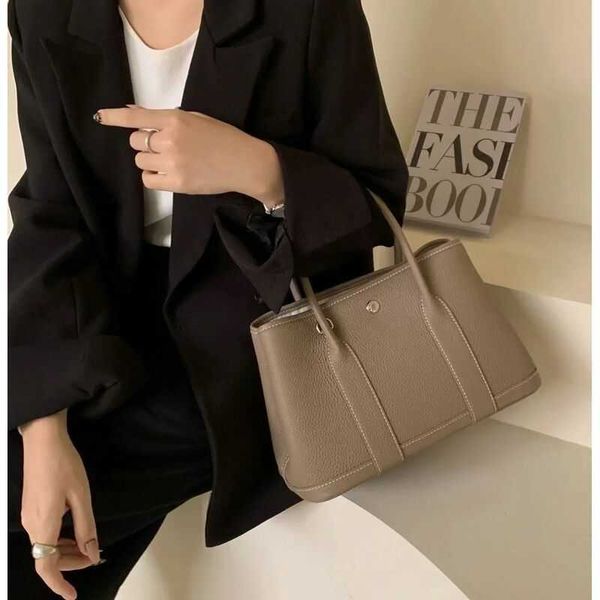 h gardens grace bag 2023 new large capacity garden with cow skin and litchi pattern women's casual shoulder tote hand with real logo
h gardens grace bag 2023 new large capacity garden with cow skin and litchi pattern women's casual shoulder tote hand with real logo