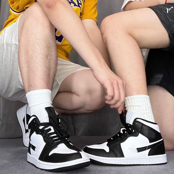 2023 jumping basketball shoes for girls boys jumpman 1 1s mid split black white brand name casual shoes lifestyles leisure designer sneakers
2023 jumping basketball shoes for girls boys jumpman 1 1s mid split black white brand name casual shoes lifestyles leisure designer sneakers