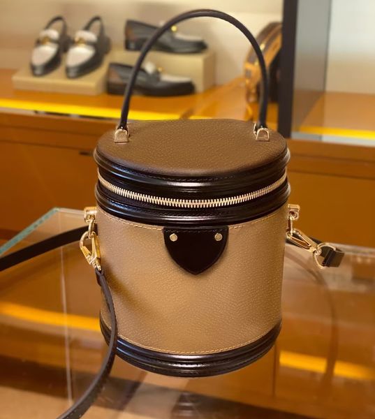 luxurys designers cannes m43986 fashion evening shoulder bag women's men tote hobo cylinder bagleather crossbody handbags cosmetic bag
luxurys designers cannes m43986 fashion evening shoulder bag women's men tote hobo cylinder bagleather crossbody handbags cosmetic bag