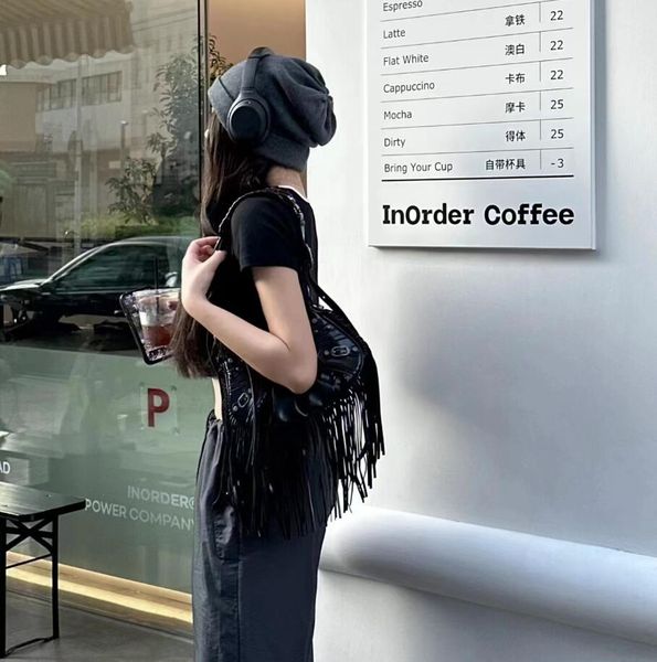 2023 women waterfall tassel le cagole motorcycle shoulder bags luxury designers genuine leather crossbody clutch wallet purse pochette retro
2023 women waterfall tassel le cagole motorcycle shoulder bags luxury designers genuine leather crossbody clutch wallet purse pochette retro