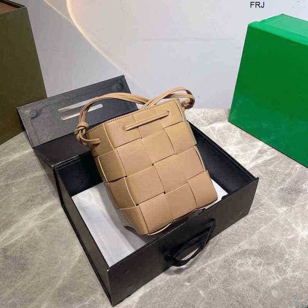 designer bottegas bags venetas cassettes 2023 new womens casette macarone leather one shoulder and cross bucket woven hand have logo frj zfv
designer bottegas bags venetas cassettes 2023 new womens casette macarone leather one shoulder and cross bucket woven hand have logo frj zfv