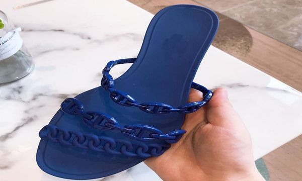 2020 woman luxurious slippers fashion beach chain bottom slippers lady highquality sandals leather flat heel slides slipper shoes3969782, Black
2020 woman luxurious slippers fashion beach chain bottom slippers lady highquality sandals leather flat heel slides slipper shoes3969782, Black