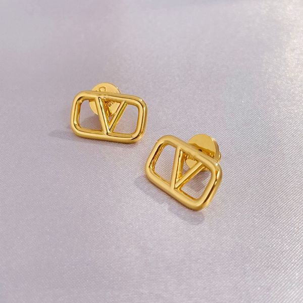 women fashion designer stud earrings white pearl simple style brass engagement earring, Golden;silver
women fashion designer stud earrings white pearl simple style brass engagement earring, Golden;silver