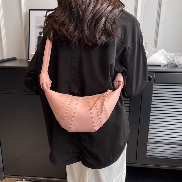 korean version leisure simple small bag women 2023 new niche design croissant fashion diagonal shoulder crossbody bags 230601
korean version leisure simple small bag women 2023 new niche design croissant fashion diagonal shoulder crossbody bags 230601