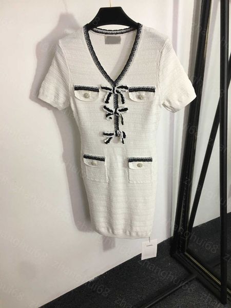 23ss womens designer clothing summer dresses women dress pearl button bow v-neck tucked waist knitted short-sleeved dress womens clothing, Black;gray
23ss womens designer clothing summer dresses women dress pearl button bow v-neck tucked waist knitted short-sleeved dress womens clothing, Black;gray