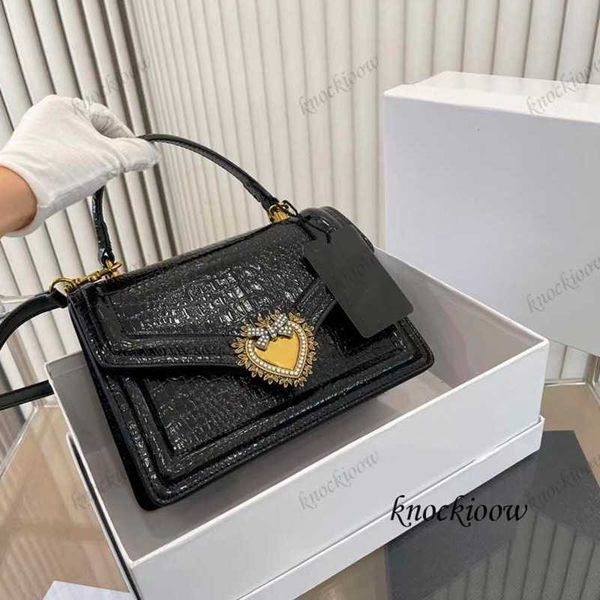 designer bag crocodile leather pattern decoration metal pattern buckle women shoulder bag crossbody bag good workmanship wallet 230601
designer bag crocodile leather pattern decoration metal pattern buckle women shoulder bag crossbody bag good workmanship wallet 230601