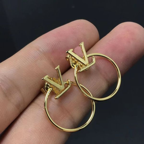 2023 european and american simple hoop designer earrings. 18k gold-plated classic hoop luxury earrings designer for women. wedding party are, Golden;silver
2023 european and american simple hoop designer earrings. 18k gold-plated classic hoop luxury earrings designer for women. wedding party are, Golden;silver