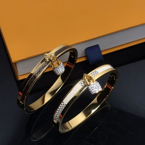 new fashion designer t-shaped bangle bracelet brand classic heart shaped designer bracelet for women 316l luxury jewelry, Black
new fashion designer t-shaped bangle bracelet brand classic heart shaped designer bracelet for women 316l luxury jewelry, Black