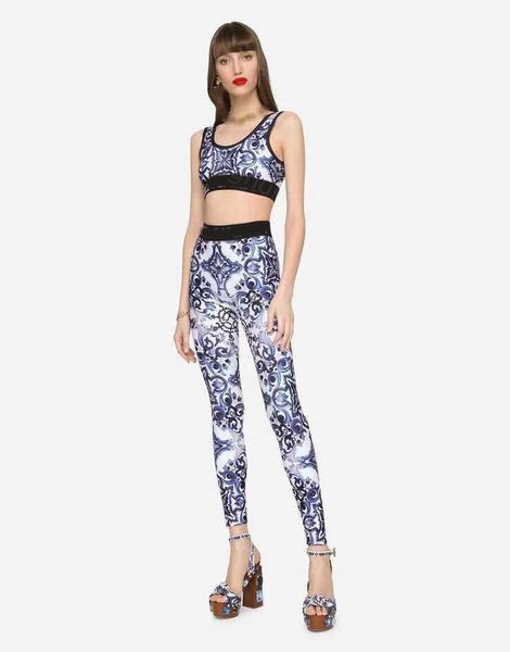 23ss yoga suit womens designer clothing blue and white porcelain print halter vest with chest pad stretch slimming leggings set womens cloth, Gray
23ss yoga suit womens designer clothing blue and white porcelain print halter vest with chest pad stretch slimming leggings set womens cloth, Gray