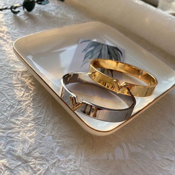 brand new stainless steel designer letter bracelet luxury enamel bracelet mens and womens fashion bracelet daily accessories party wedding v, Golden;silver
brand new stainless steel designer letter bracelet luxury enamel bracelet mens and womens fashion bracelet daily accessories party wedding v, Golden;silver