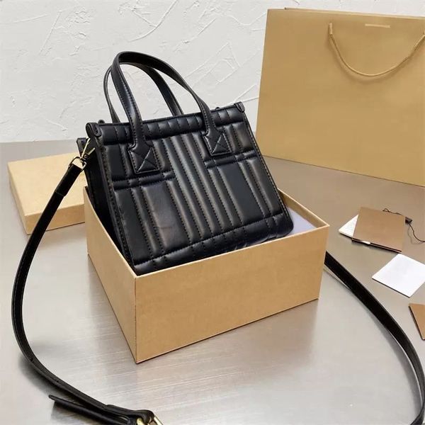 2023 luxurys designers tote bags shoulder handbags women's cross body lady crossbody bag fashion leather purse high-quality 2 colors so, Black;red
2023 luxurys designers tote bags shoulder handbags women's cross body lady crossbody bag fashion leather purse high-quality 2 colors so, Black;red