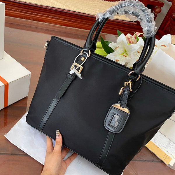 2023 designers handle bag classic totes daily crossbody canvas handbag shopping women tote bags purses wallet woman metal triangle logo size
2023 designers handle bag classic totes daily crossbody canvas handbag shopping women tote bags purses wallet woman metal triangle logo size