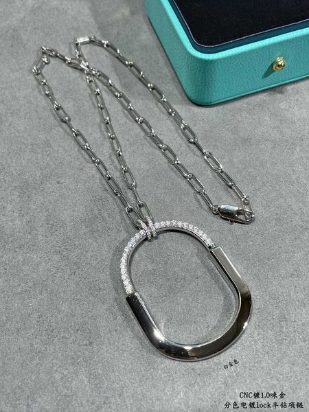 v gold lock18k diamond inlaid large lock chain pendant necklace for women's light luxury small and popular design sense high grade clav, Black
v gold lock18k diamond inlaid large lock chain pendant necklace for women's light luxury small and popular design sense high grade clav, Black