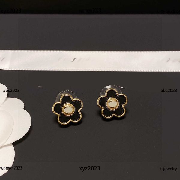 earrings designer for women pearl inlay design jewelry flower shape design stud #including brand box new arrival, Golden;silver
earrings designer for women pearl inlay design jewelry flower shape design stud #including brand box new arrival, Golden;silver