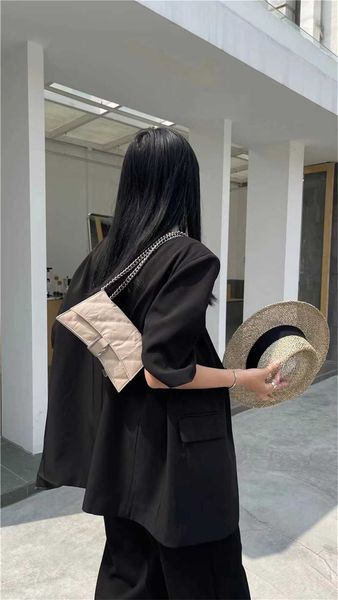 layer cowhide women's bag 2023 new origami feel hand grip pattern chain mini hourglass bag single shoulder crossbody bag
layer cowhide women's bag 2023 new origami feel hand grip pattern chain mini hourglass bag single shoulder crossbody bag