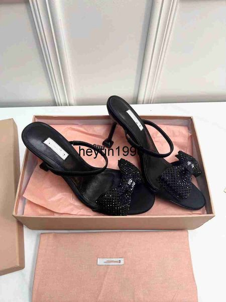 edition 2023 spring/summer new miu home style rhinestone bow tie silk slippers with high and thin heels, Black
edition 2023 spring/summer new miu home style rhinestone bow tie silk slippers with high and thin heels, Black