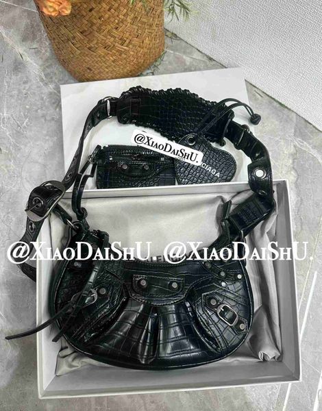 designer luxury evening handbags belen cagole b family motorcycle bag teeth crocodile pattern half moon bag single shoulder crossbody undera
designer luxury evening handbags belen cagole b family motorcycle bag teeth crocodile pattern half moon bag single shoulder crossbody undera