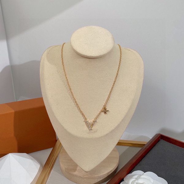 2023 fashion new designer necklace luxury yellow gold letter necklace simple elegant atmosphere no box, Silver
2023 fashion new designer necklace luxury yellow gold letter necklace simple elegant atmosphere no box, Silver