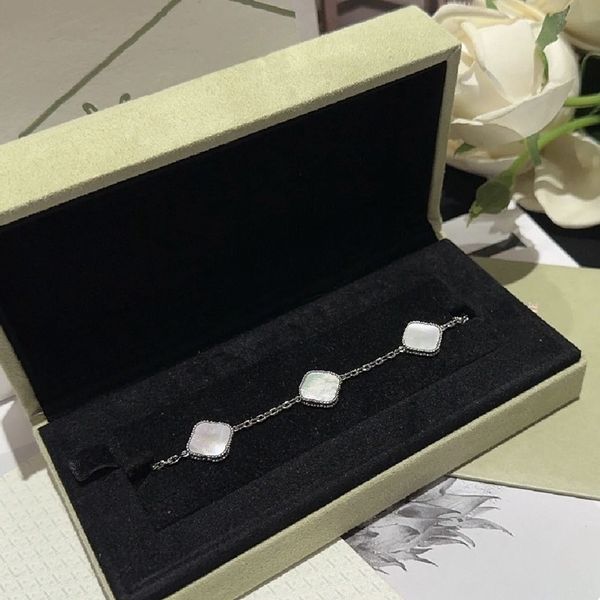2023 luxury clover designer bracelet white mother of pearl silver plated brand love bangle charm bracelets birthday party jewelry for womem, Golden;silver
2023 luxury clover designer bracelet white mother of pearl silver plated brand love bangle charm bracelets birthday party jewelry for womem, Golden;silver
