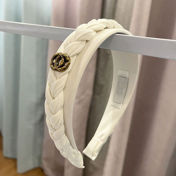 designer hair clip with elastic hair band handcrafted o letter retro style, personalized temperament, casual sports headband
designer hair clip with elastic hair band handcrafted o letter retro style, personalized temperament, casual sports headband
