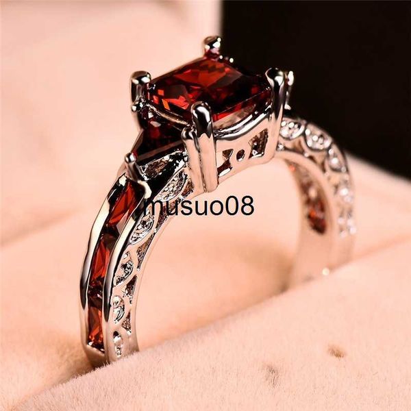 band rings fashion elegant women silver color princess square cut garnet red stone engagement wedding rings for women jewelry gift j230602
band rings fashion elegant women silver color princess square cut garnet red stone engagement wedding rings for women jewelry gift j230602