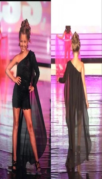 2020 runway black one shoulder chiffon girls pageant dresses lace appliqique jumpsuit children graduation dress flower girls dress7154917, White;red
2020 runway black one shoulder chiffon girls pageant dresses lace appliqique jumpsuit children graduation dress flower girls dress7154917, White;red