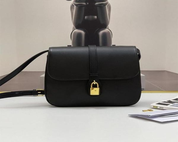 new tabou cowhide lock head flip small square bag leather single shoulder messenger bag women2408157
new tabou cowhide lock head flip small square bag leather single shoulder messenger bag women2408157