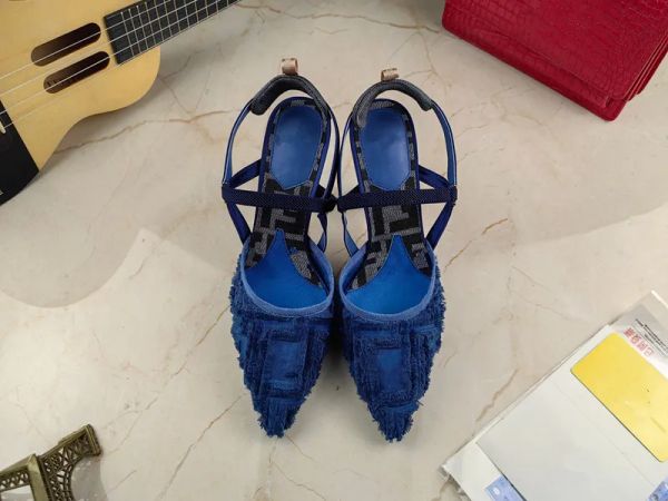 casual shoes trendy brand women's slippers thick soles high heels and open shoes wearing a straight line trawl red on the outside 0529, Black
casual shoes trendy brand women's slippers thick soles high heels and open shoes wearing a straight line trawl red on the outside 0529, Black