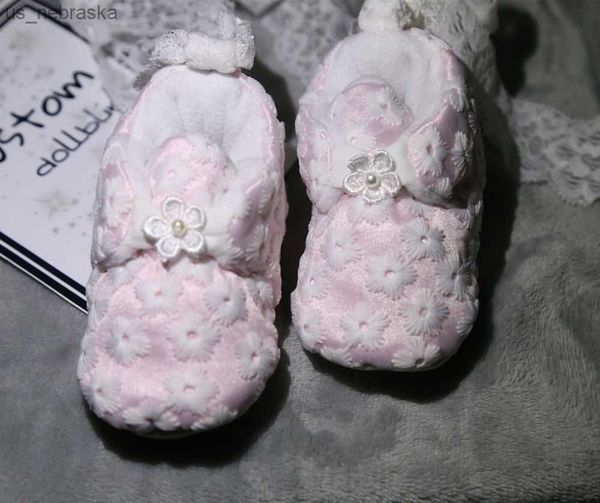 dollbling fancy embroidery work baby antislip prewalk first walk winter thick warm booties made from breathable cotton keepsake l230518
dollbling fancy embroidery work baby antislip prewalk first walk winter thick warm booties made from breathable cotton keepsake l230518