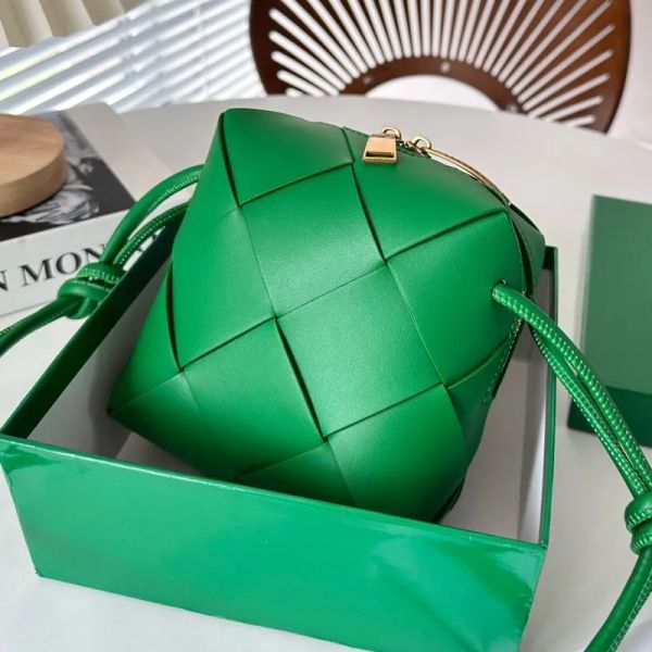 brand designer fashionable women's mini wallet luxury woven crossbody bag single shoulder bag hobo small square bag size 14*14cm
brand designer fashionable women's mini wallet luxury woven crossbody bag single shoulder bag hobo small square bag size 14*14cm