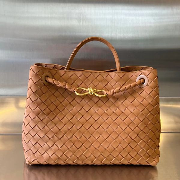 2023 new women's handbag high-end customized quality one shoulder bag braided sheepskin crossbody bag large body capacity very casual f
2023 new women's handbag high-end customized quality one shoulder bag braided sheepskin crossbody bag large body capacity very casual f