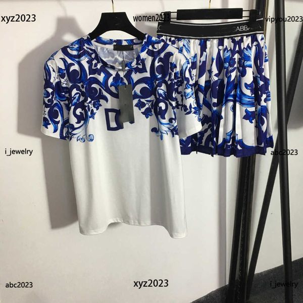 luxury designer dresses for woman size s-xxl two piece dress symmetrical printing t-shirt and blue white printed short skirt
luxury designer dresses for woman size s-xxl two piece dress symmetrical printing t-shirt and blue white printed short skirt