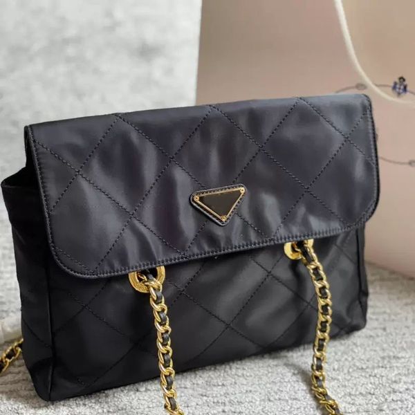 2023 vintage nylon handbag chain shoulder bag crossbody messenger bags fashion letter large capacity shopping totes three size, Black;red
2023 vintage nylon handbag chain shoulder bag crossbody messenger bags fashion letter large capacity shopping totes three size, Black;red