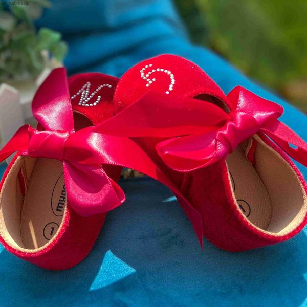 dollbling mary jane red velvet customized abbreviation letter satin laceup cotton soft sole antislip rubber prewalk shoes l230518
dollbling mary jane red velvet customized abbreviation letter satin laceup cotton soft sole antislip rubber prewalk shoes l230518