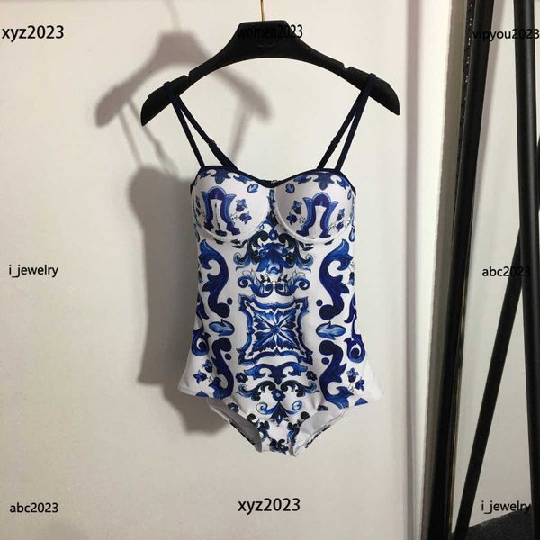 luxury designer womens bikini blue and white printing one piece size s-xl fine rope sling design swimsuit beach swimwear, White;black
luxury designer womens bikini blue and white printing one piece size s-xl fine rope sling design swimsuit beach swimwear, White;black
