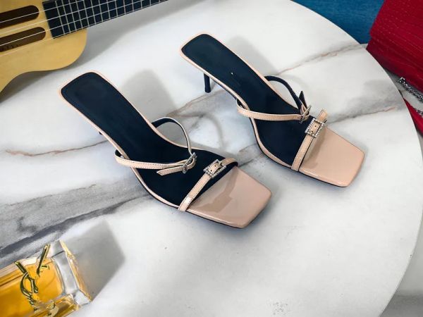 trendy brand women's slippers thick soles high heels and open shoes wearing a straight line trawl red, Black
trendy brand women's slippers thick soles high heels and open shoes wearing a straight line trawl red, Black