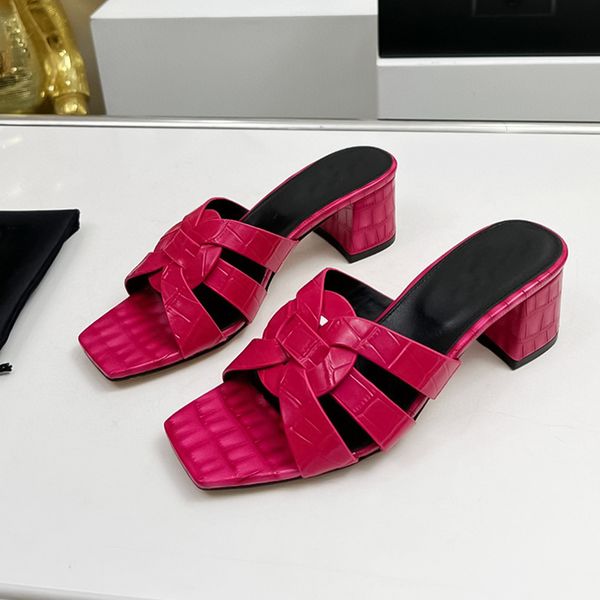 2023 summer new hollow out slippers leather sandal slippers outdoor beach shoes luxury designer womens shoes sizes 35-43 +box, Black
2023 summer new hollow out slippers leather sandal slippers outdoor beach shoes luxury designer womens shoes sizes 35-43 +box, Black