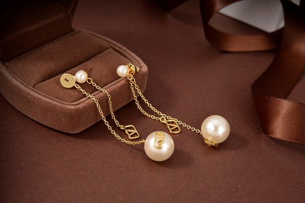 earring designers design fashionable and atmospheric gold letter earring jewelry, party jewelry, and wedding jewelry gift boxes for women, Golden;silver
earring designers design fashionable and atmospheric gold letter earring jewelry, party jewelry, and wedding jewelry gift boxes for women, Golden;silver