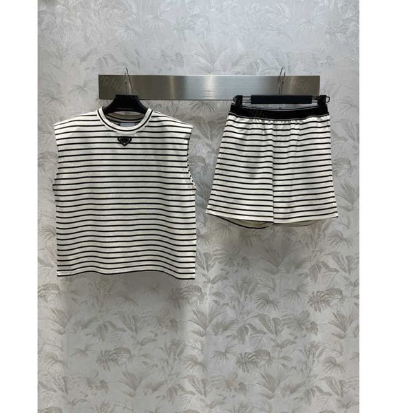 23ss women shorts sets womens designer clothing casual suit round neck pure cotton striped sleeveless vest letter ribbon splicing shorts set, White
23ss women shorts sets womens designer clothing casual suit round neck pure cotton striped sleeveless vest letter ribbon splicing shorts set, White
